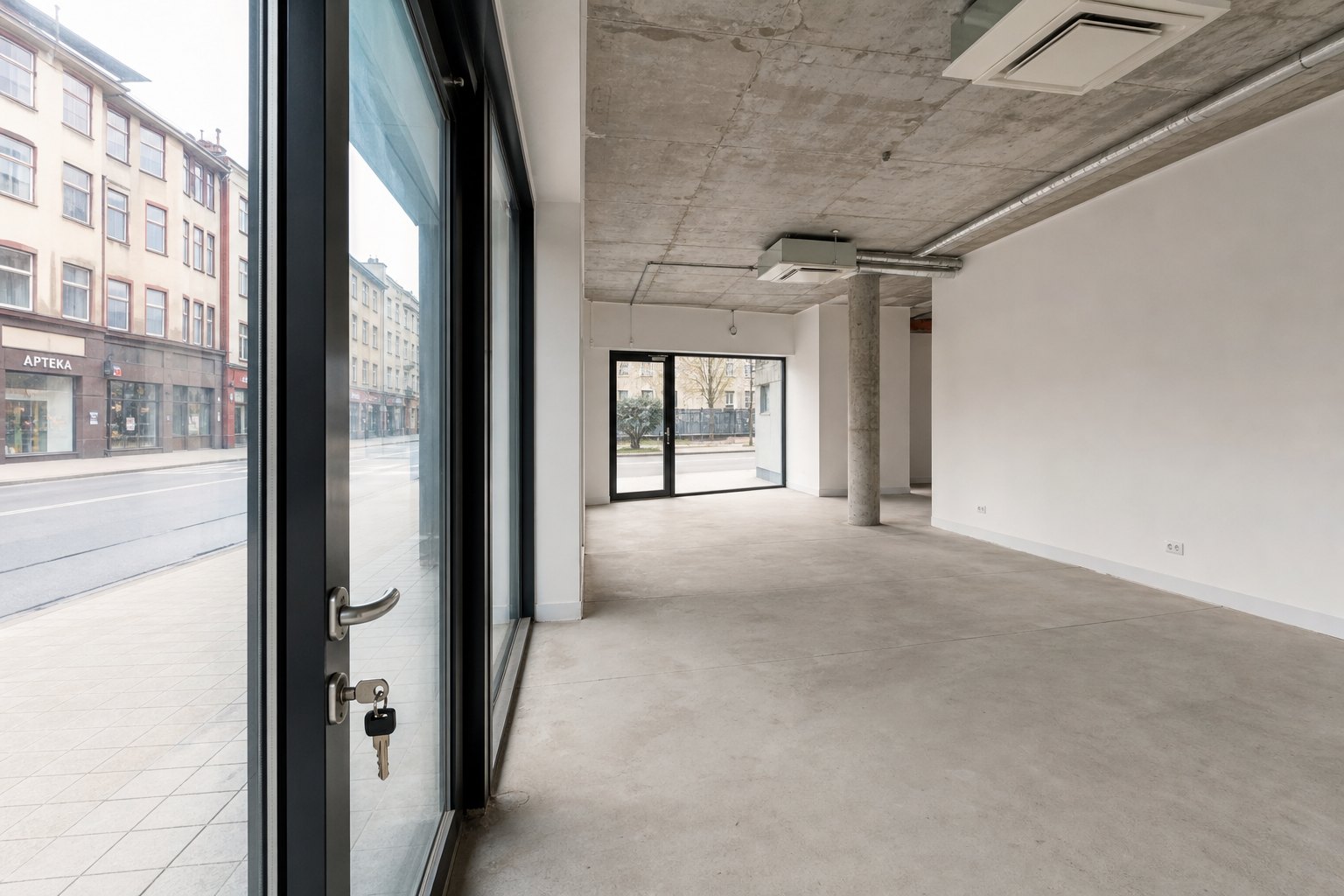 Pusty lokal użytkowy z dużą witryną gotowy do aranżacji