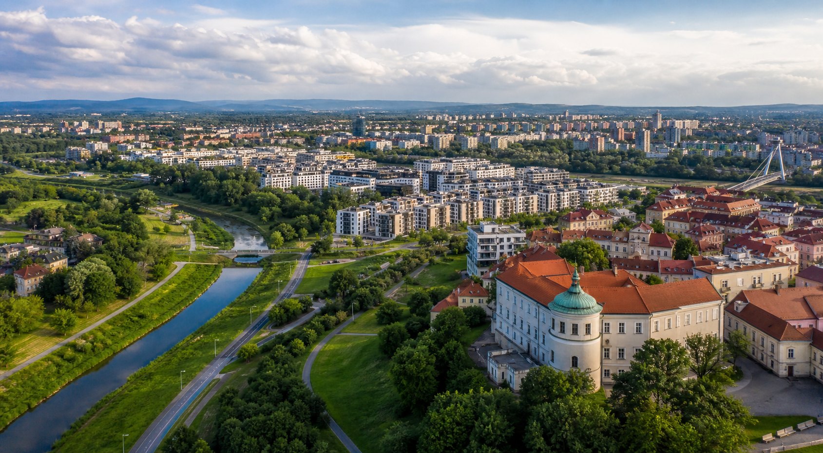 Panorama Rzeszowa z zamkiem i nowymi osiedlami nad Wisłokiem