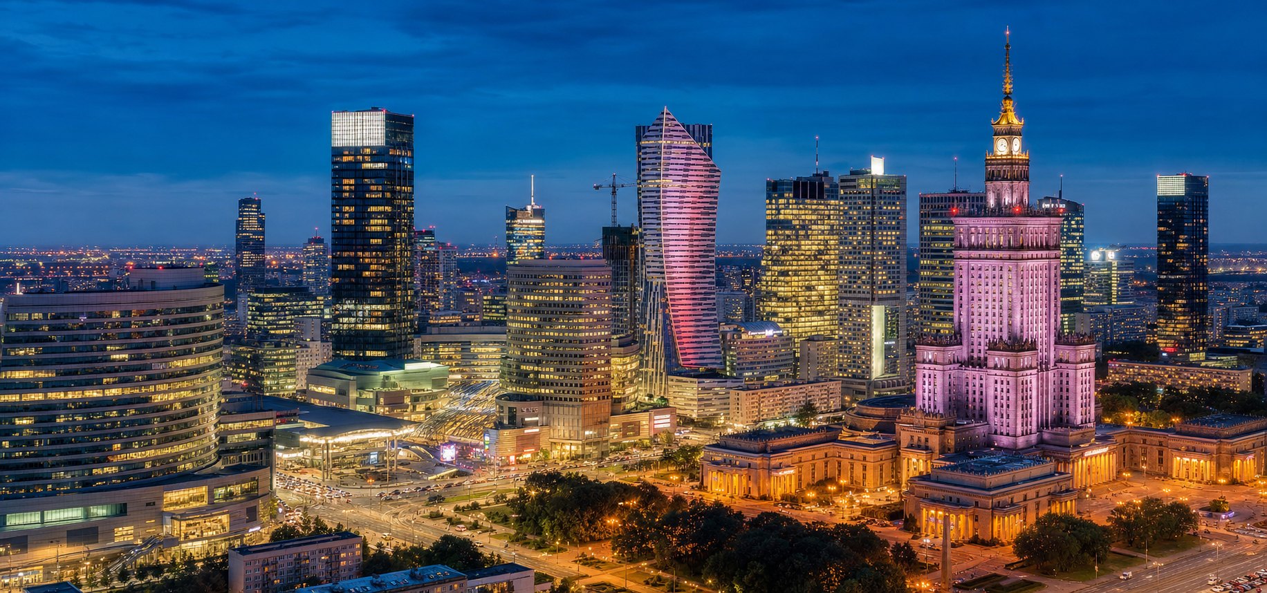 Panorama Warszawy z wieżowcami i Pałacem Kultury po zmroku
